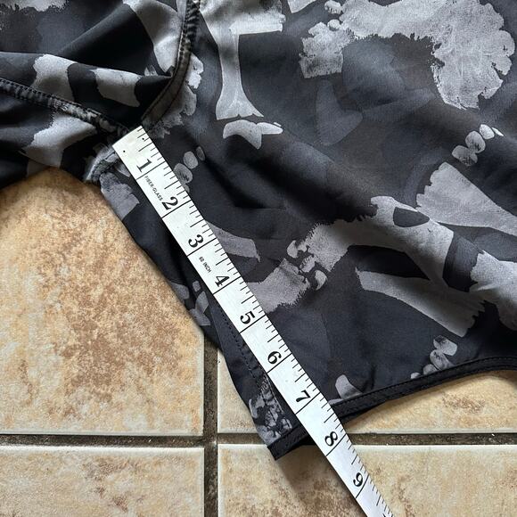 Vuori Cruise Boardshort Black Abstract Men’s Size 38 Unlined 7 1/2 Inseam - Picture 5 of 12